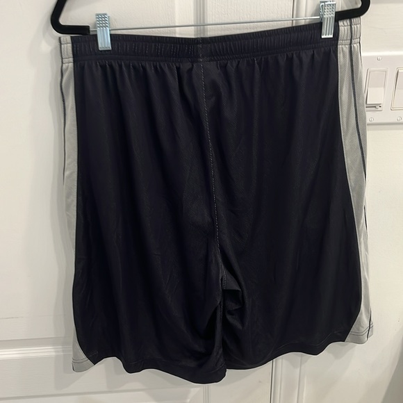 PUMA - basketball shorts - size Large - Picture 4 of 5